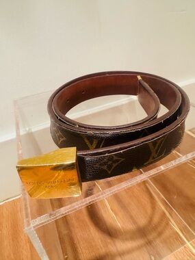 Louis Vuitton classic monogram buckle and belt. Size 39” in leather.